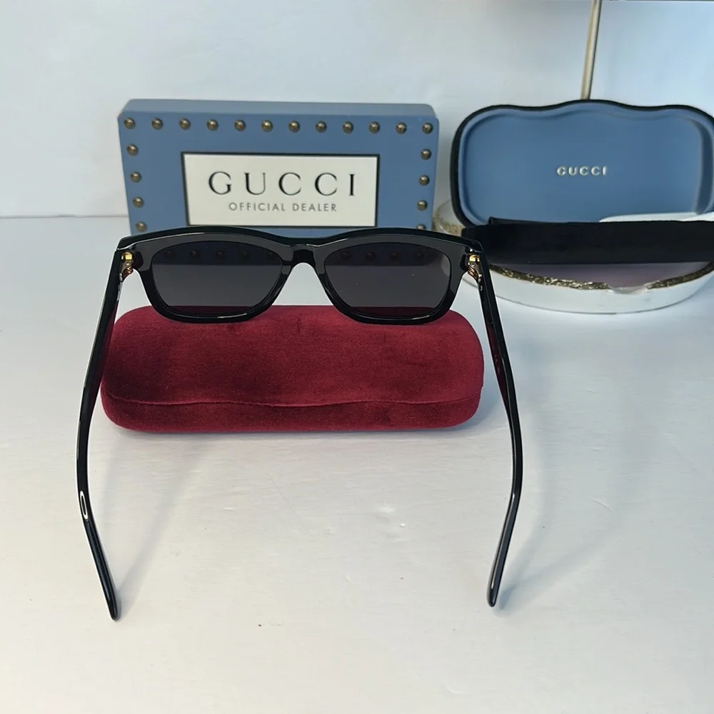 Authentic GUCCI GG0824S 005 square sunglass black frame with grey lenses